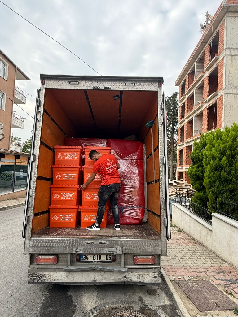 Kırmızı koruma ile sarılmış eşyalar
